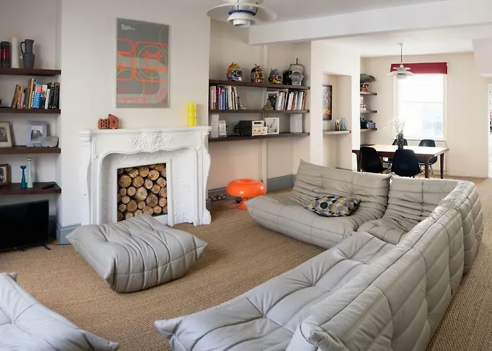 Lovely 4 Bed House 200M From The Beach