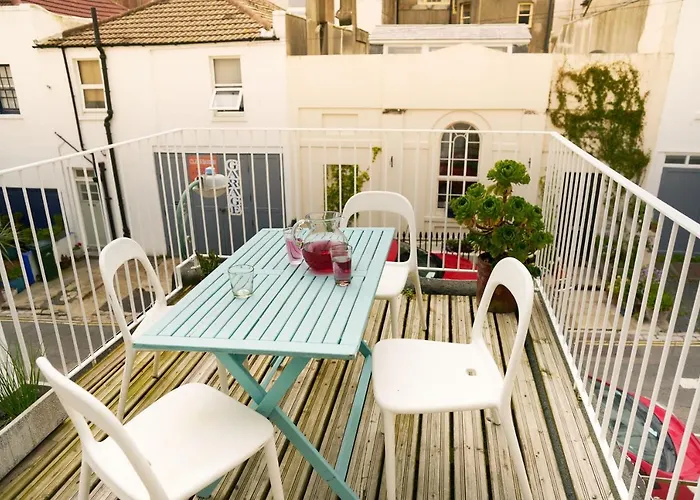 Lovely 4 Bed House 200M From The Beach